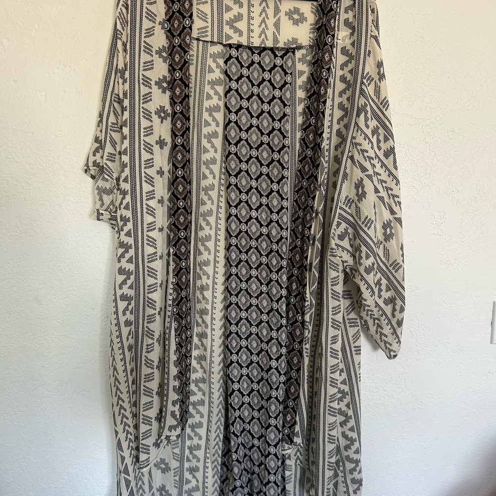 Elegant Black and Cream Cape for Women